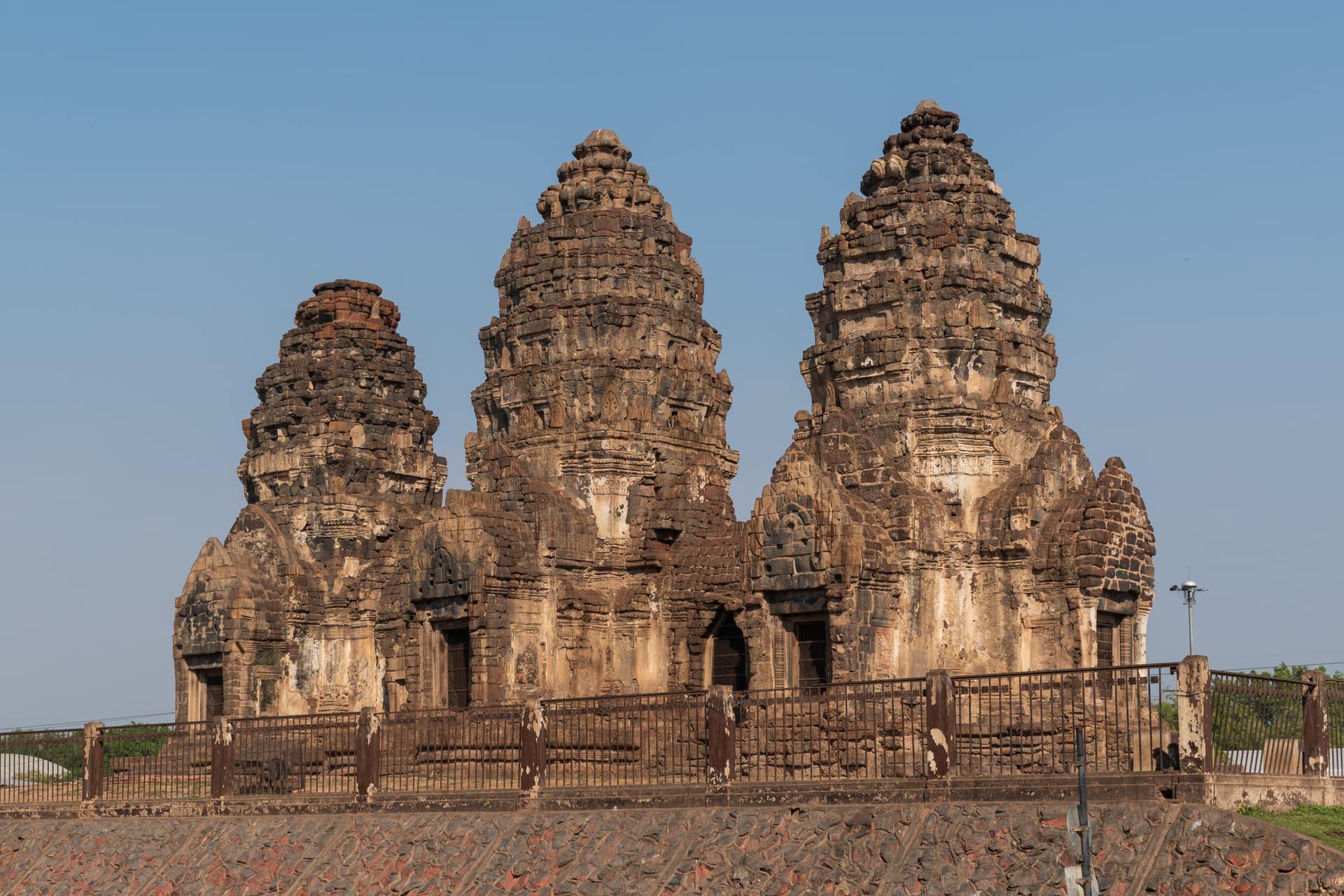De drie Khmer-prangs van Phra Prang Sam Yot in het centrum van Lopburi