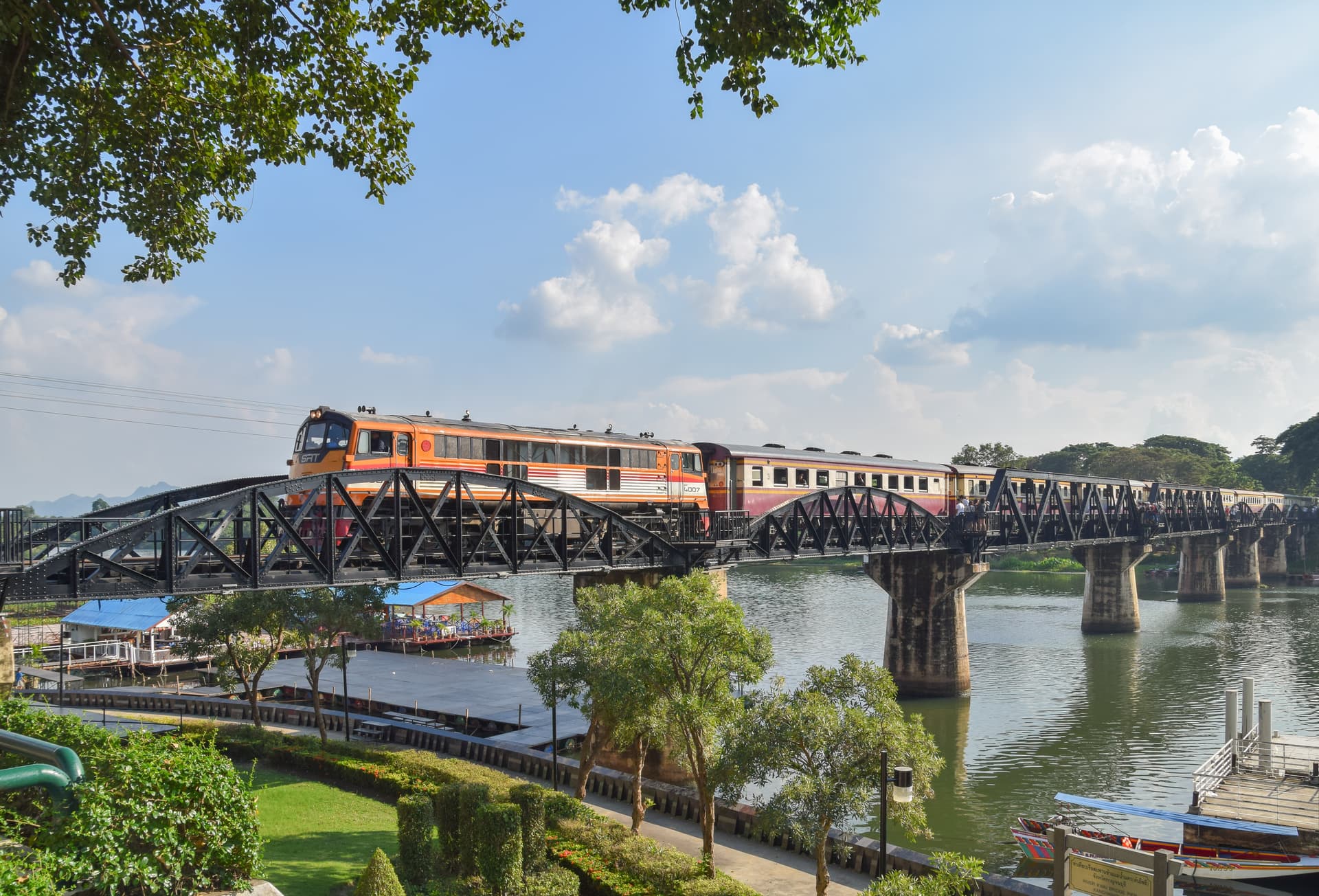 Een trein van de Thaise spoorwegen rijdt over de stalen vakwerkbrug over de Kwai bij Kanchanaburi
