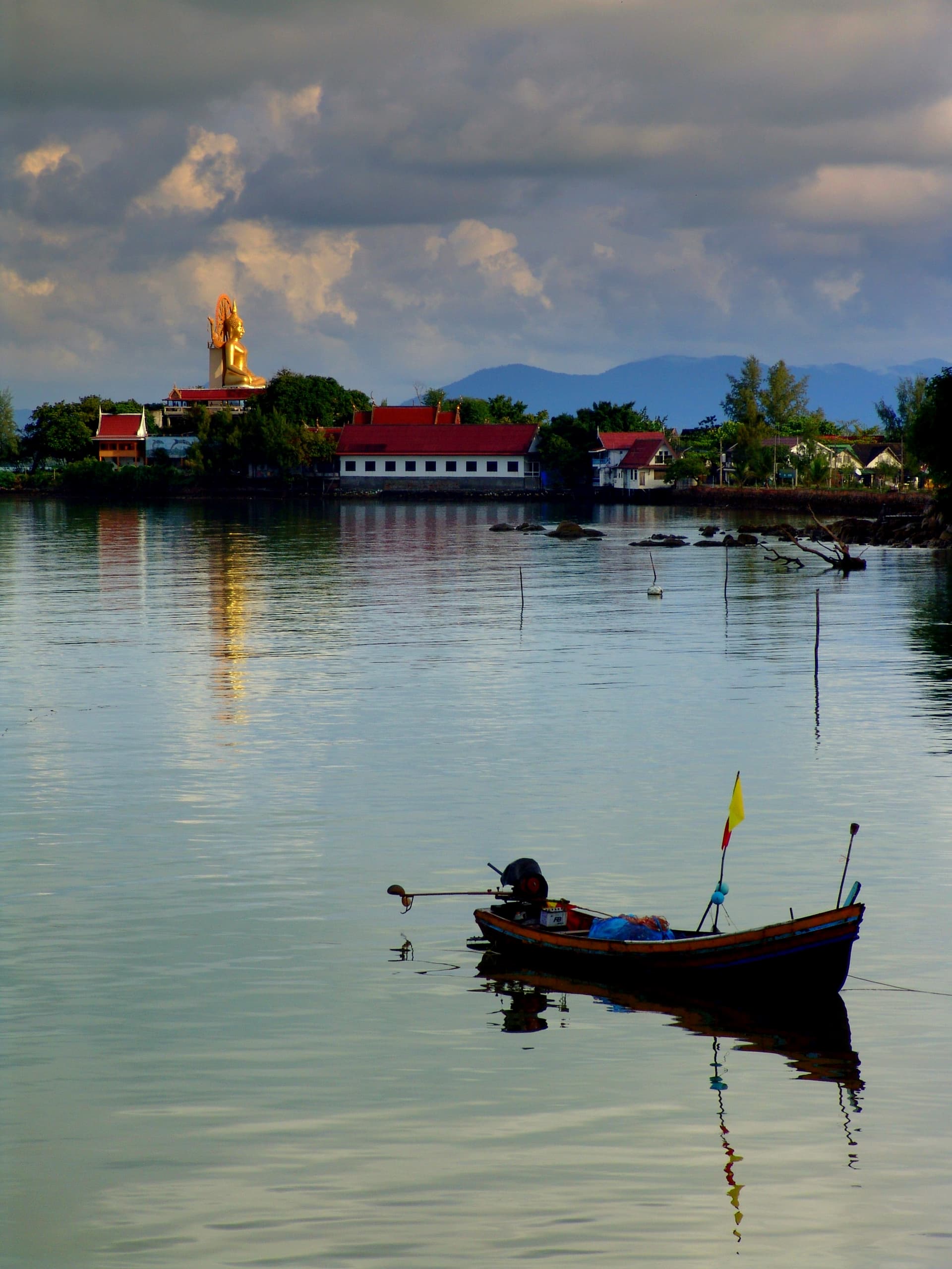 De gouden Big Buddha van Wat Phra Yai boven de kust van Koh Samui, gezien vanaf het water
