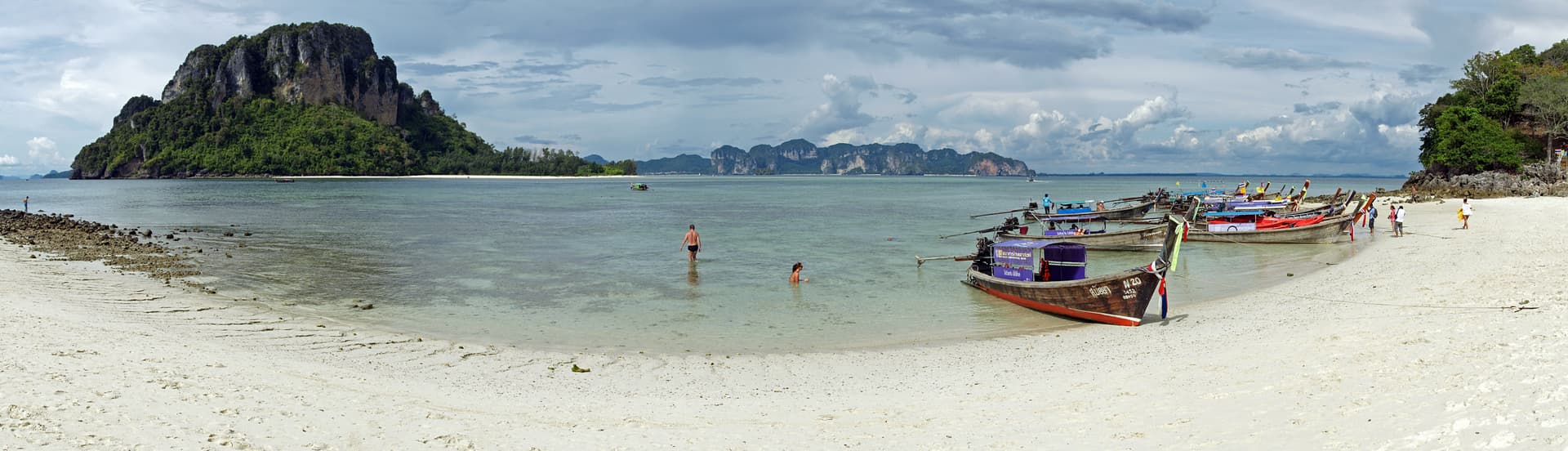 De zandbank tussen Ko Tub en Ko Kai bij Krabi met longtailboten en kalkstenen eilanden