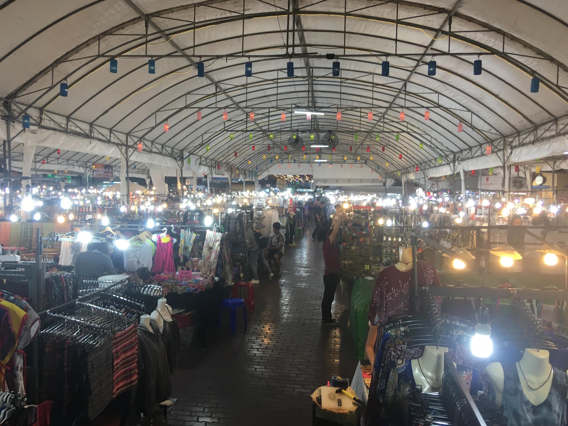 De overdekte kramen en lampen van de Night Bazaar in Chiang Mai